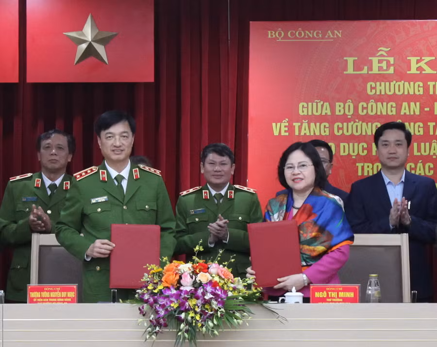 Thứ trưởng Bộ Công an Nguyễn Duy Ngọc và Thứ trưởng Bộ GD&ĐT Ngô Thị Minh ký kết chương trình phối hợp.