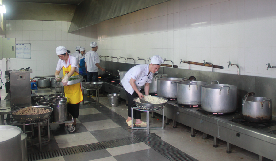 Bếp ăn của nhà trường luôn được đảm bảo VSATTP Bếp ăn của nhà trường luôn được đảm bảo VSATTP