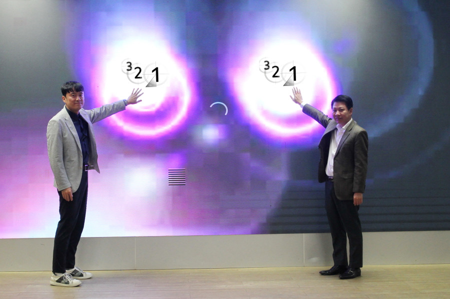 Đại diện Bộ GD&amp;ĐT và đại diện Quỹ The Happiness Foundation thuộc tập đoàn SK, Hàn Quốc thực hiện nghi thức khai mạc chương trình