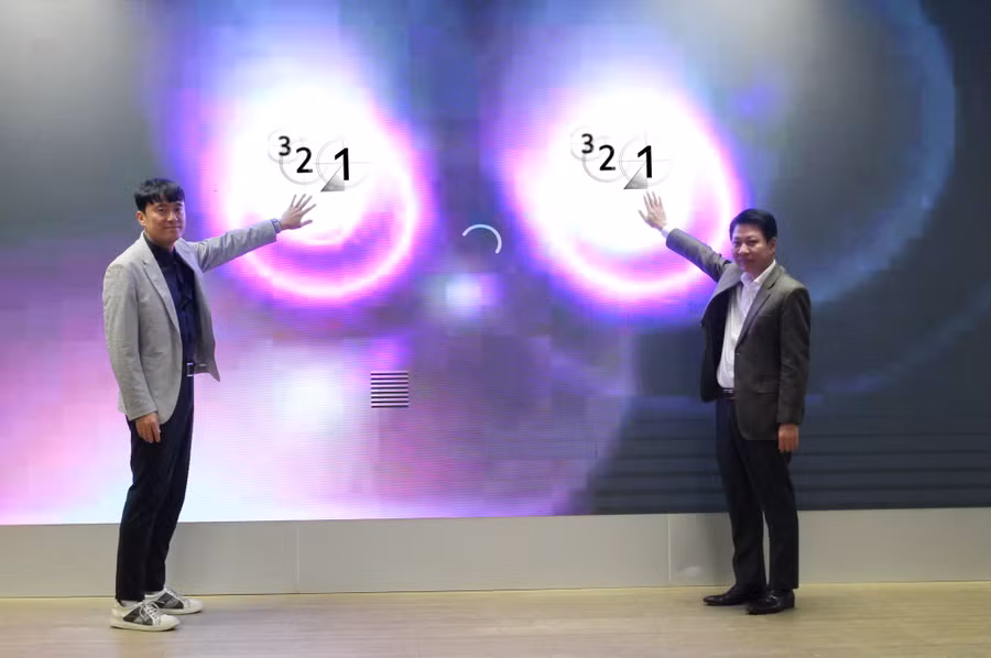 Đại diện Bộ GD&amp;ĐT và đại diện Quỹ The Happiness Foundation thuộc tập đoàn SK, Hàn Quốc thực hiện nghi thức khai mạc chương trình