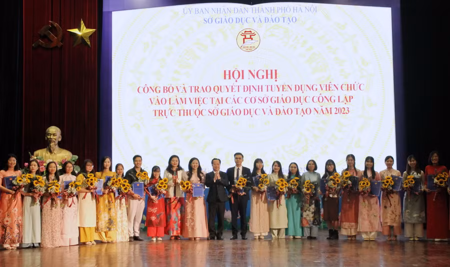 Niềm vui của các giáo viên sau kỳ thi tuyển dụng.