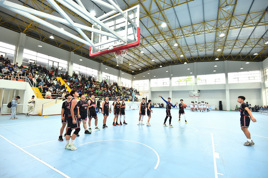 Một trận đấu diễn ra sau lễ khai mạc. Một trận đấu diễn ra sau lễ khai mạc.