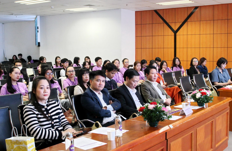 Các đại biểu dự chương trình.