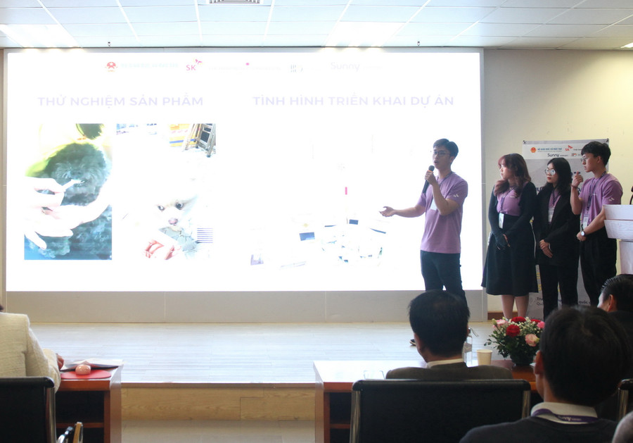 Nhóm khởi nghiệp đến từ Trường Đại học Nông Lâm TP HCM trình bày ý tưởng tại lễ khai mạc