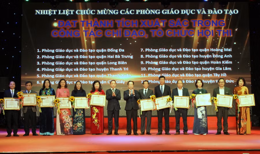 Các Phòng GD&ĐT đạt thành tích xuất sắc trong công tác chỉ đạo, tổ chức hội thi. Các Phòng GD&ĐT đạt thành tích xuất sắc trong công tác chỉ đạo, tổ chức hội thi.