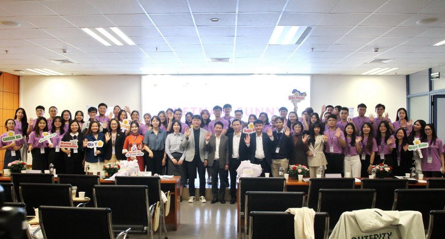 Các đại biểu chụp ảnh lưu niệm cùng các nhóm sinh viên.