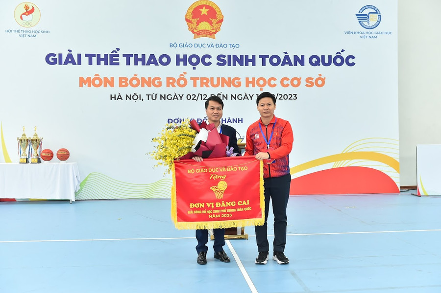 Ban Tổ chức trao cờ lưu niệm cho đơn vị đăng cai tổ chức. Ban Tổ chức trao cờ lưu niệm cho đơn vị đăng cai tổ chức.