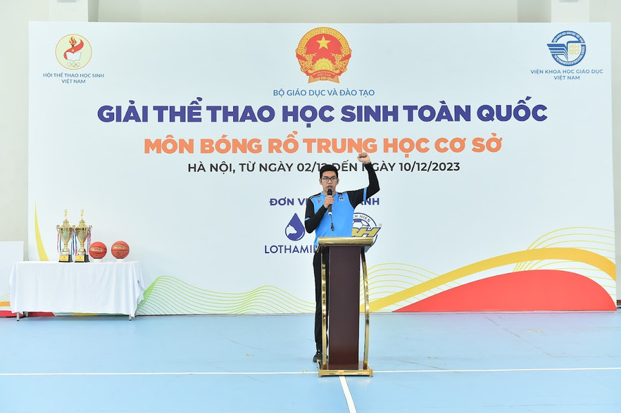 Đại diện trọng tài tuyên thệ. Đại diện trọng tài tuyên thệ.