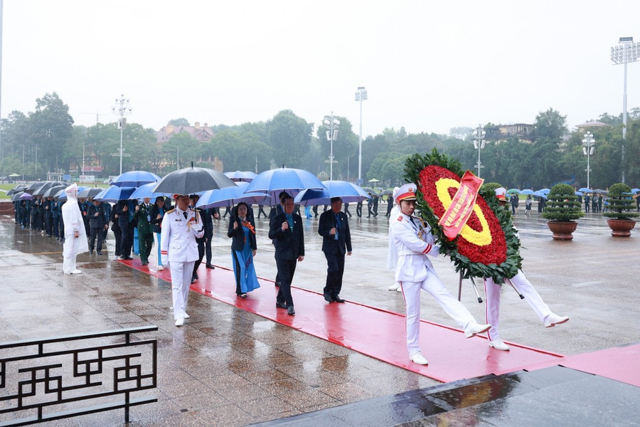 Đoàn đại biểu vào Lăng viếng Chủ tịch Hồ Chí Minh Đoàn đại biểu vào Lăng viếng Chủ tịch Hồ Chí Minh