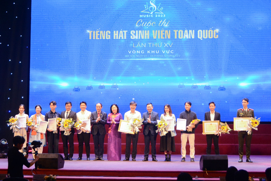 Ban tổ chức trao giải cho các đoàn.