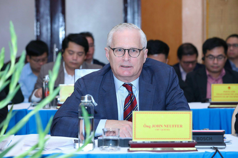 Ông John Neuffer - Chủ tịch Hiệp hội Công nghiệp bán dẫn Hoa Kỳ chia sẻ tại tọa đàm. Ông John Neuffer - Chủ tịch Hiệp hội Công nghiệp bán dẫn Hoa Kỳ chia sẻ tại tọa đàm.