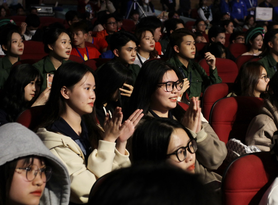 Khán giả đến từ các trường đại học tại Hà Nội hưởng ứng cuộc thi.