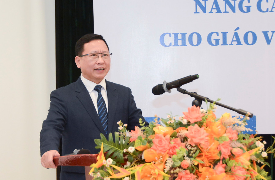 Ông Trần Văn Đạt phát biểu khai mạc khóa tập huấn. Ông Trần Văn Đạt phát biểu khai mạc khóa tập huấn.