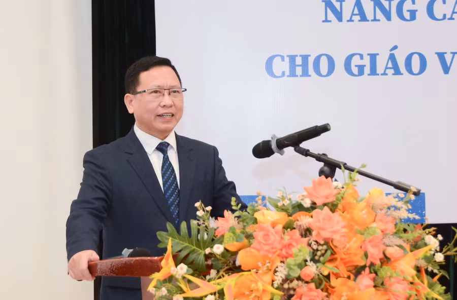 Ông Trần Văn Đạt phát biểu khai mạc khóa tập huấn.