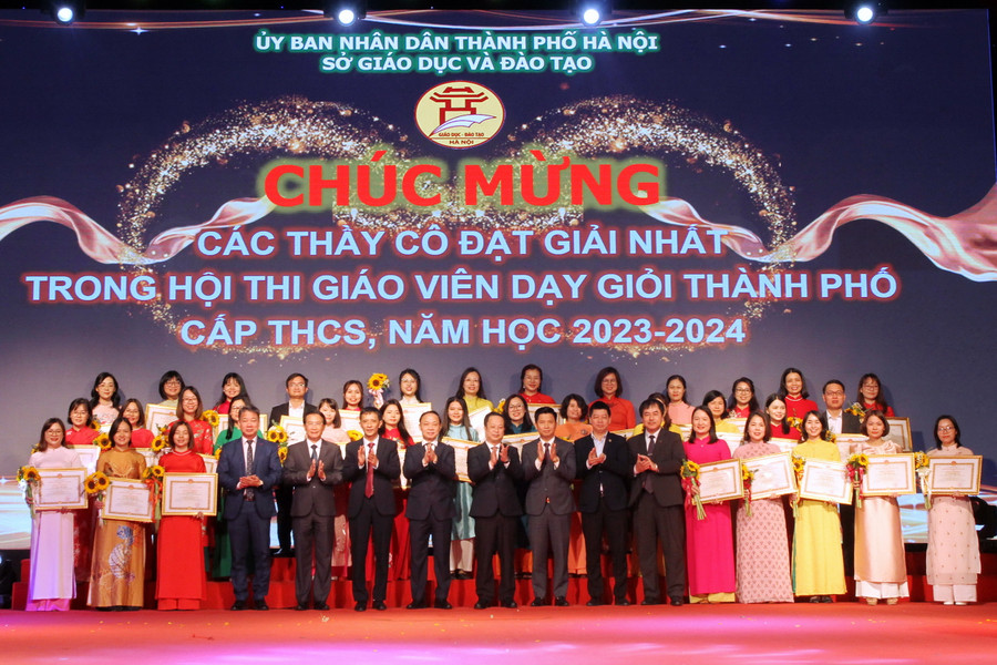 Ban tổ chức chụp ảnh lưu niệm cùng các giáo viên đoạt giải Nhất của hội thi. Ban tổ chức chụp ảnh lưu niệm cùng các giáo viên đoạt giải Nhất của hội thi.