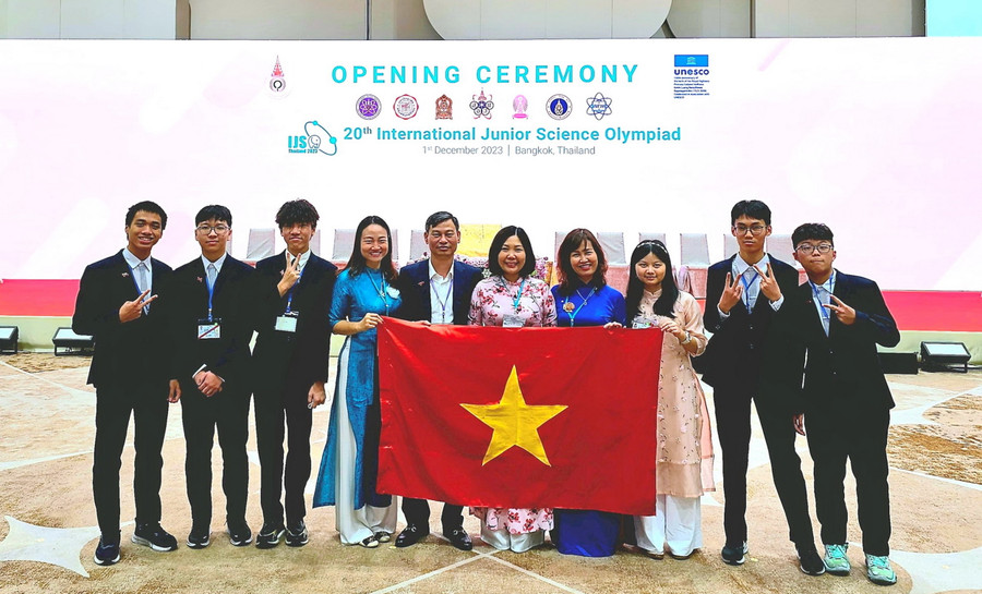 Đội tuyển Việt Nam trong lễ khai mạc kỳ thi.