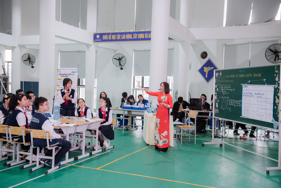 Học sinh hào hứng phát biểu xây dựng bài. Học sinh hào hứng phát biểu xây dựng bài.