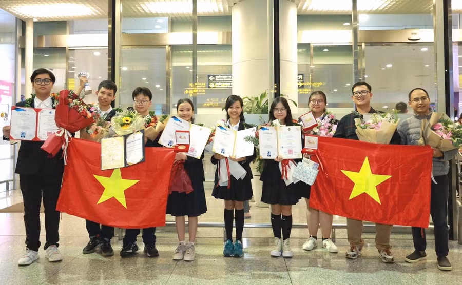 Học sinh Việt Nam tham dự kỳ thi Sáng chế và thiết kế quốc tế trở về Hà Nội với thành tích xuất sắc.