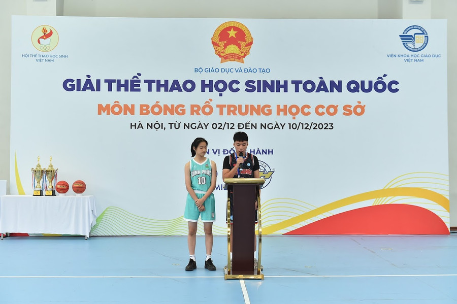 Vận động viên tuyên thệ cam kết thực hiện tốt những quy định của cuộc thi Vận động viên tuyên thệ cam kết thực hiện tốt những quy định của cuộc thi