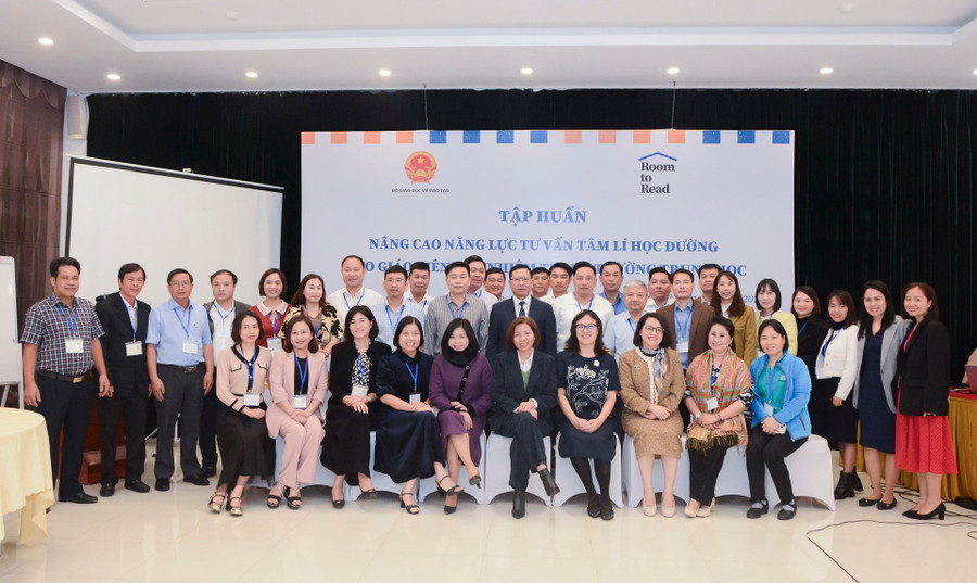 Các đại biểu chụp ảnh lưu niệm. Các đại biểu chụp ảnh lưu niệm.