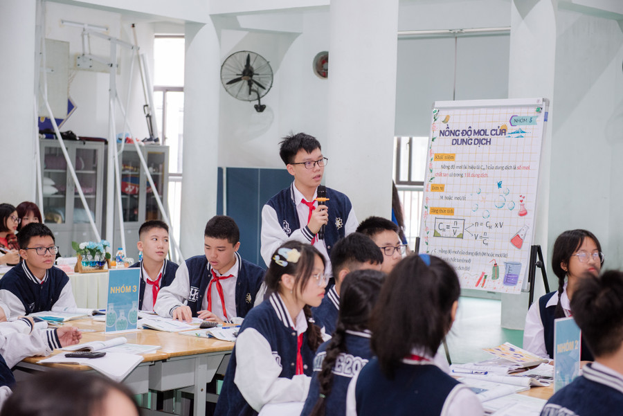 Học sinh hào hứng học môn Khoa học Tự nhiên. Học sinh hào hứng học môn Khoa học Tự nhiên.