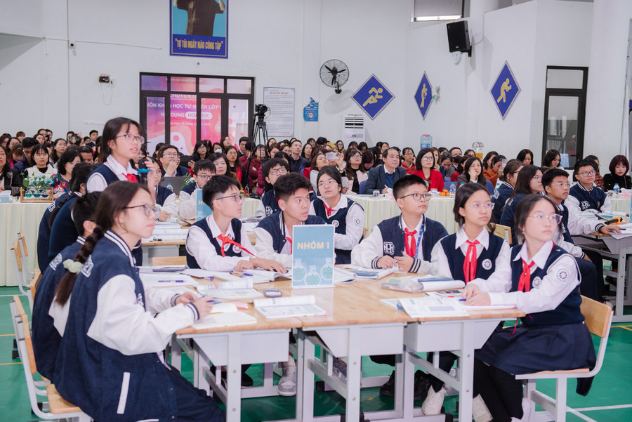 Chuyên đề có sự tham dự của đông đảo giáo viên cốt cán môn khoa học tự nhiên trên địa bàn thành phố Hà Nội. Chuyên đề có sự tham dự của đông đảo giáo viên cốt cán môn khoa học tự nhiên trên địa bàn thành phố Hà Nội.