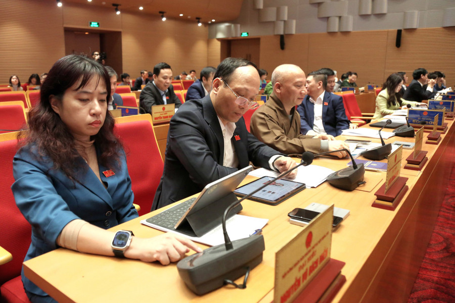 Các đại biểu tham gia biểu quyết về nội dung Tờ trình. Các đại biểu tham gia biểu quyết về nội dung Tờ trình.