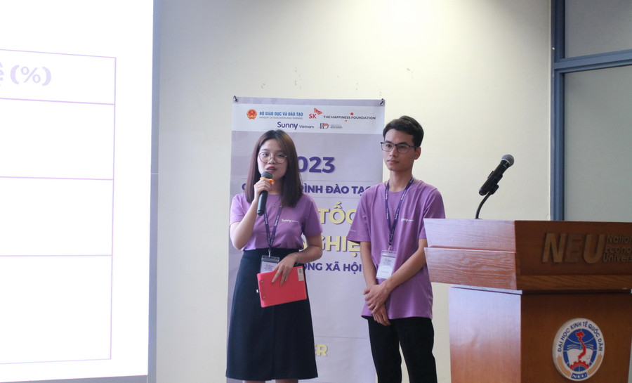 Nhóm sinh viên đến từ Trường Đại học Mở Hà Nội giới thiệu về dự án Hope Rider.