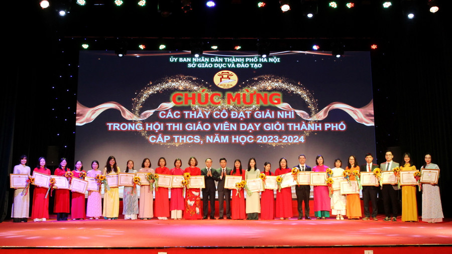 Các giáo viên nhận giải Nhì. Các giáo viên nhận giải Nhì.