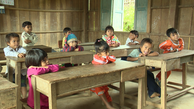 Chuyện thầy giáo 20 năm gắn bó với học sinh K’Dong trên đỉnh Đông Trường Sơn ảnh 4 /Uploaded/cuong/2018-11-24/vlcsnap2018112014h57m26s9291542700936858275159499_AFQF.png