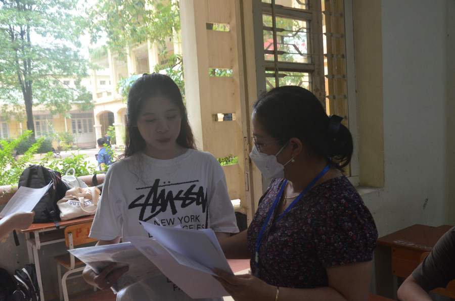 Thí sinh trong ngày làm thủ tục dự thi. Ảnh NC.