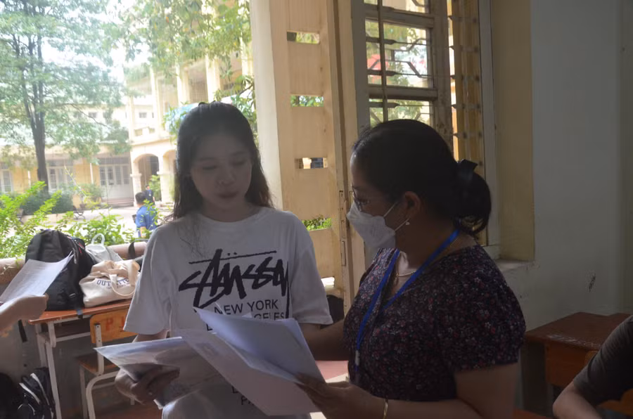 Thí sinh trong ngày làm thủ tục dự thi. Ảnh NC.