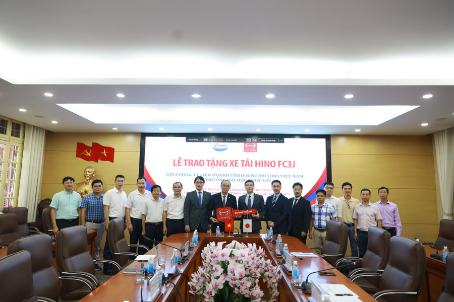 Quang cảnh buổi lễ trao tặng xe.