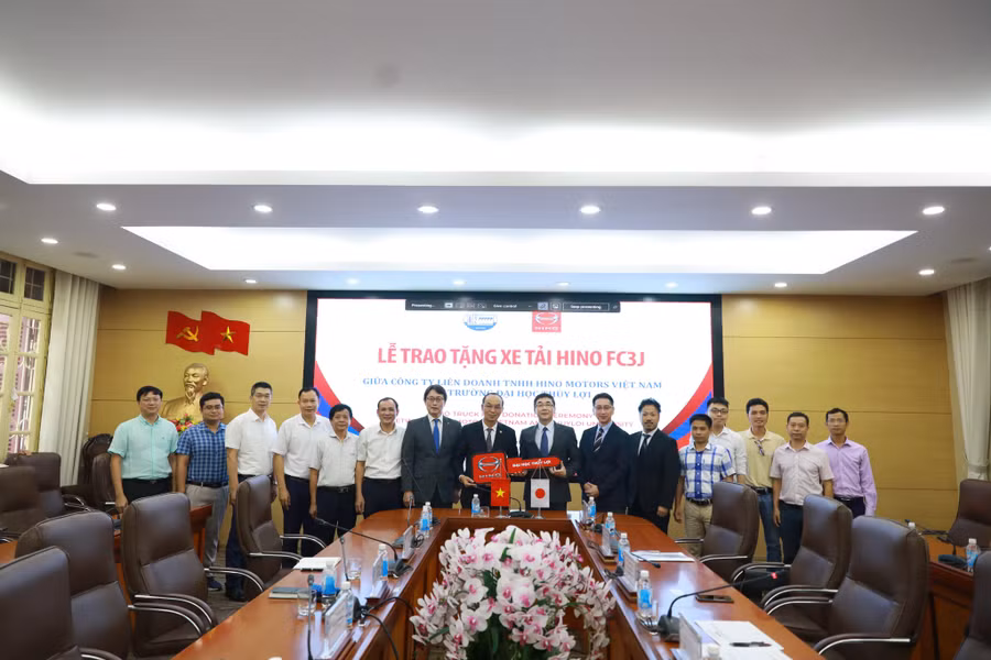 Quang cảnh buổi lễ trao tặng xe.