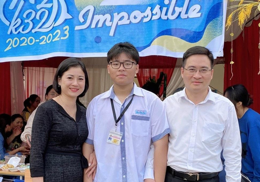 Thầy Ngọc cùng gia đình, hiện con trai thầy Ngọc cũng đang học lớp chuyên Toán Trường THPT Chuyên Chu Văn An. Ảnh NVCC.