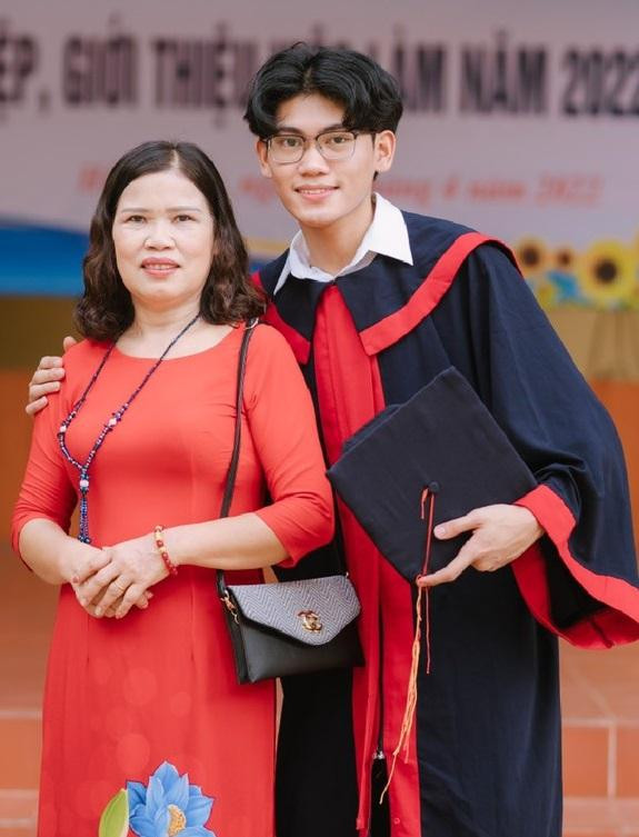 Ngô Tuấn Đạt và mẹ của mình. Ảnh NVCC. Ngô Tuấn Đạt và mẹ của mình. Ảnh NVCC.