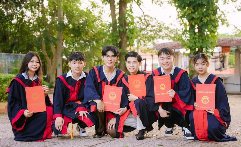 Ngô Tuấn Đạt (thứ 3) cùng với các bạn cùng lớp. Ảnh NVCC. Ngô Tuấn Đạt (thứ 3) cùng với các bạn cùng lớp. Ảnh NVCC.