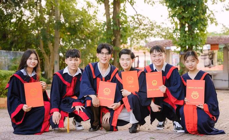 Ngô Tuấn Đạt (thứ 3) cùng với các bạn cùng lớp. Ảnh NVCC.