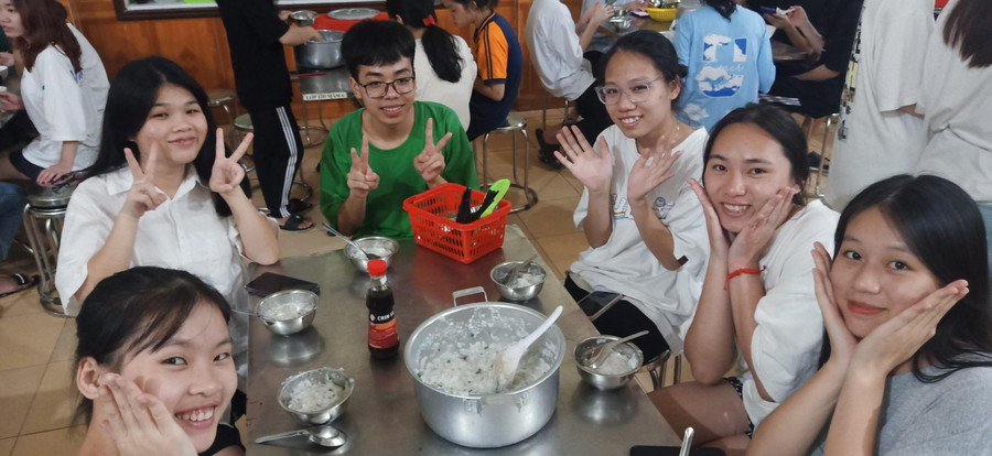 Những nụ cười sau ngày học miệt mài. Những nụ cười sau ngày học miệt mài.