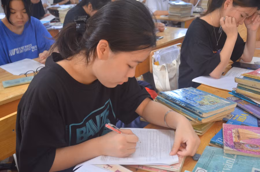 Học sinh Trường THPT Dân tộc Nội trú tỉnh Lạng Sơn luyện đề. Ảnh NC.