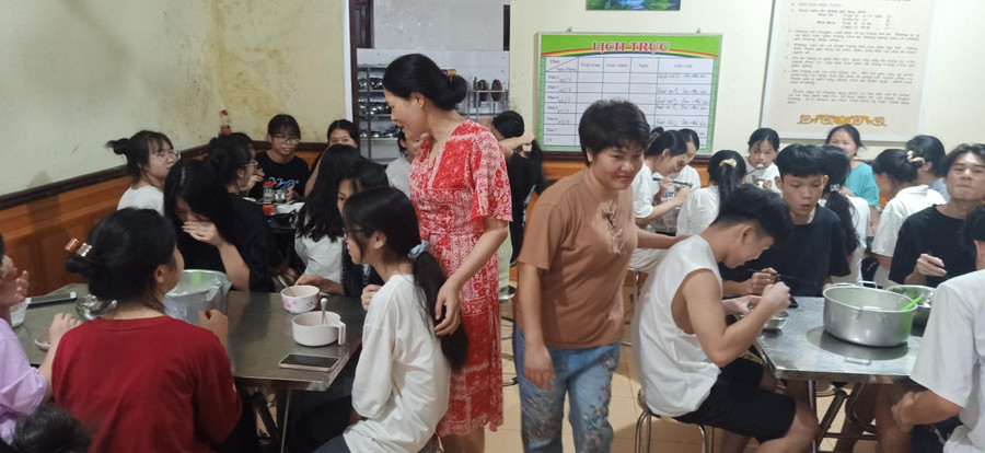 Cô giáo đến động viên học sinh. Cô giáo đến động viên học sinh.