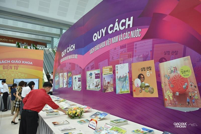 Sách giáo khoa Việt Nam và các nước được trưng bày tại Hội thảo và Trưng bày sách giáo khoa giáo dục phổ thông. Ảnh Thế Đại.