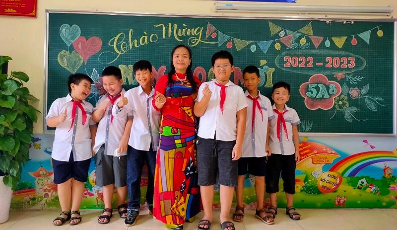 Cô Thơm luôn cố gắng gần gũi với học sinh. Ảnh NVCC. Cô Thơm luôn cố gắng gần gũi với học sinh. Ảnh NVCC.