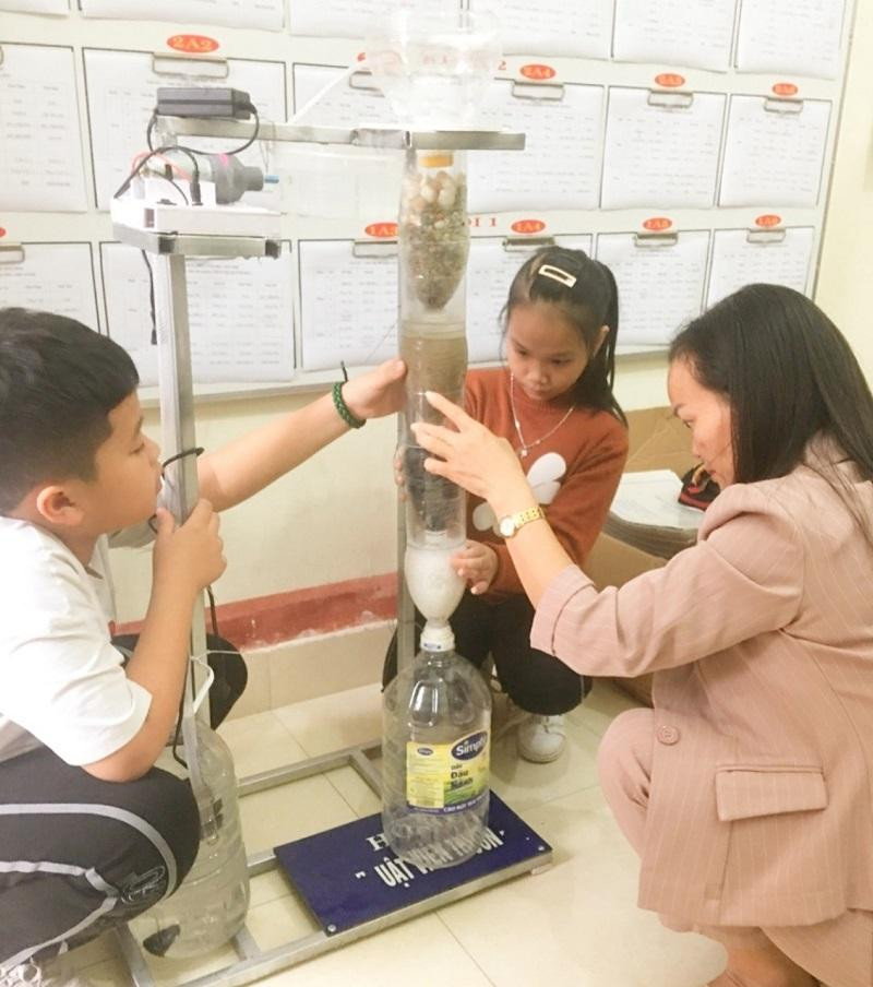 Cô Thơm cùng học sinh nghiên cứu làm máy lọc nước. Ảnh NVCC. Cô Thơm cùng học sinh nghiên cứu làm máy lọc nước. Ảnh NVCC.