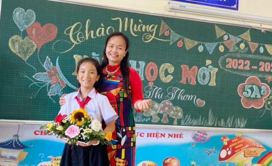Cô Thơm cùng học trò của mình sau lễ khai giảng năm học mới. Ảnh NVCC. Cô Thơm cùng học trò của mình sau lễ khai giảng năm học mới. Ảnh NVCC.