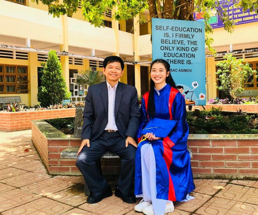 Thầy Thi cùng học trò của mình. Ảnh NVCC.