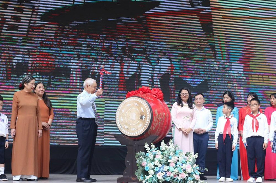 Nhà sáng lập trường - Đại tá - NGƯT Nguyễn Trọng Vĩnh đánh trống khai trường. Nhà sáng lập trường - Đại tá - NGƯT Nguyễn Trọng Vĩnh đánh trống khai trường.