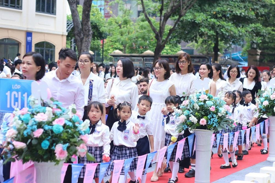 Phụ huynh lớp 1 dẫn con vào Lễ khai giảng. Phụ huynh lớp 1 dẫn con vào Lễ khai giảng.