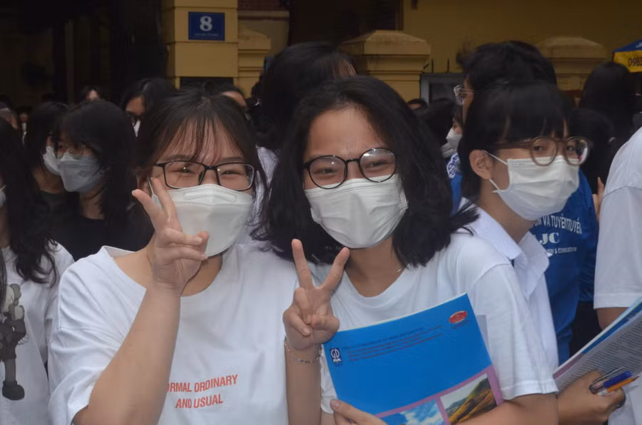 Thí sinh phấn khởi sau khi kết thúc Bài thi khoa học xã hội. Ảnh NC.