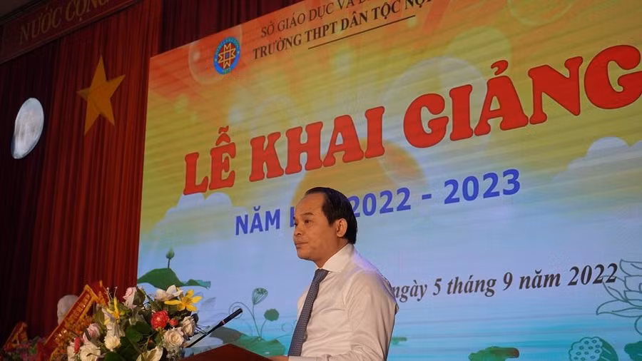 Ông Nguyễn Quốc Đoàn phát biểu tại Lễ Khai giảng năm học 2022-2023 tại Trường THPT DTNT tỉnh Lạng Sơn. Ảnh Tiến Thắng